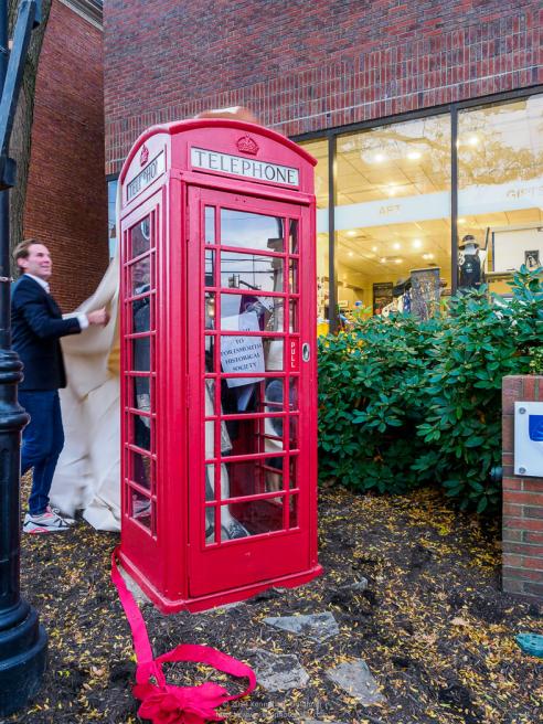 Mayor unveils restored British phone box. (Credit: Ken Goldman for PNH400)
